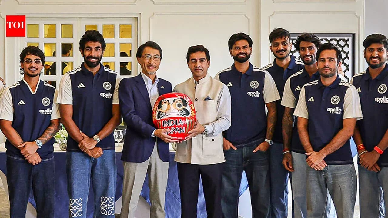 Joueurs indiens posant avec une poupée Daruma Joueurs indiens posant avec une poupée Daruma