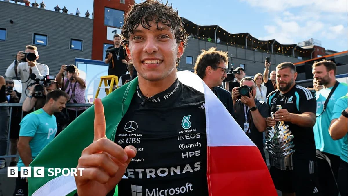 Pilote souriant avec drapeau italien après la victoire Pilote souriant avec drapeau italien après la victoire