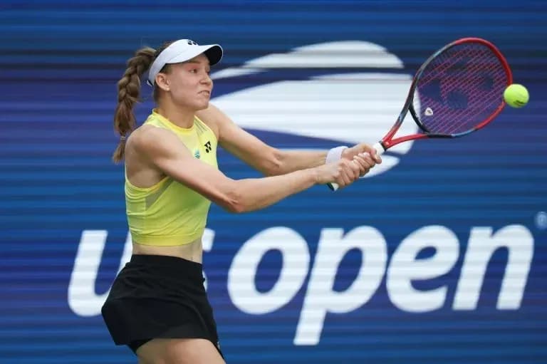Joueuse frappant la balle au tournoi US Open Joueuse frappant la balle au tournoi US Open
