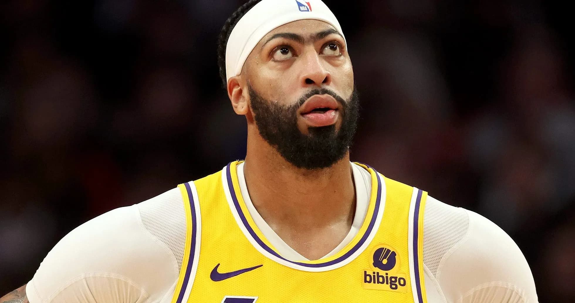 Joueur des Lakers regardant vers le haut pendant le match Joueur des Lakers regardant vers le haut pendant le match