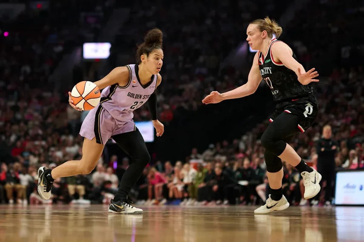 Joueuse de Golden State dribblant pendant le match Joueuse de Golden State dribblant pendant le match