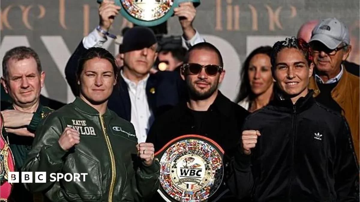 Katie Taylor et rivale présentant leurs ceintures WBC Katie Taylor et rivale présentant leurs ceintures WBC
