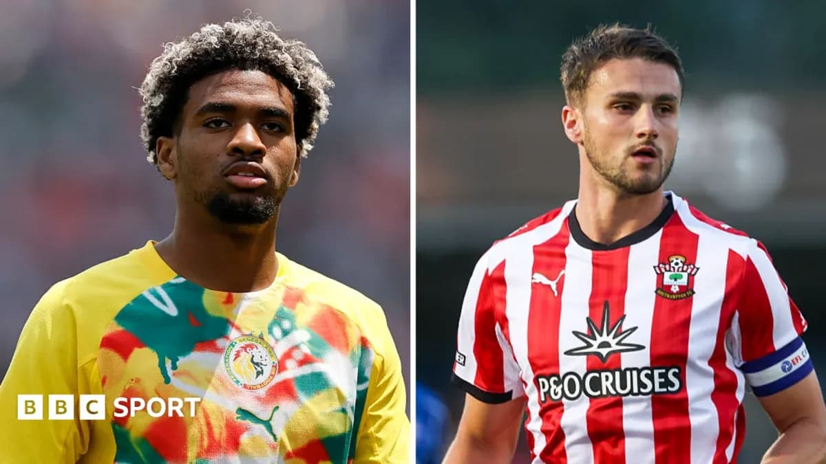 Joueurs en tenue de match, l'un avec un maillot sénégalais Joueurs en tenue de match, l'un avec un maillot sénégalais