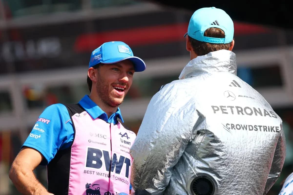 Pilote discutant avec un autre pilote sur le circuit Pilote discutant avec un autre pilote sur le circuit