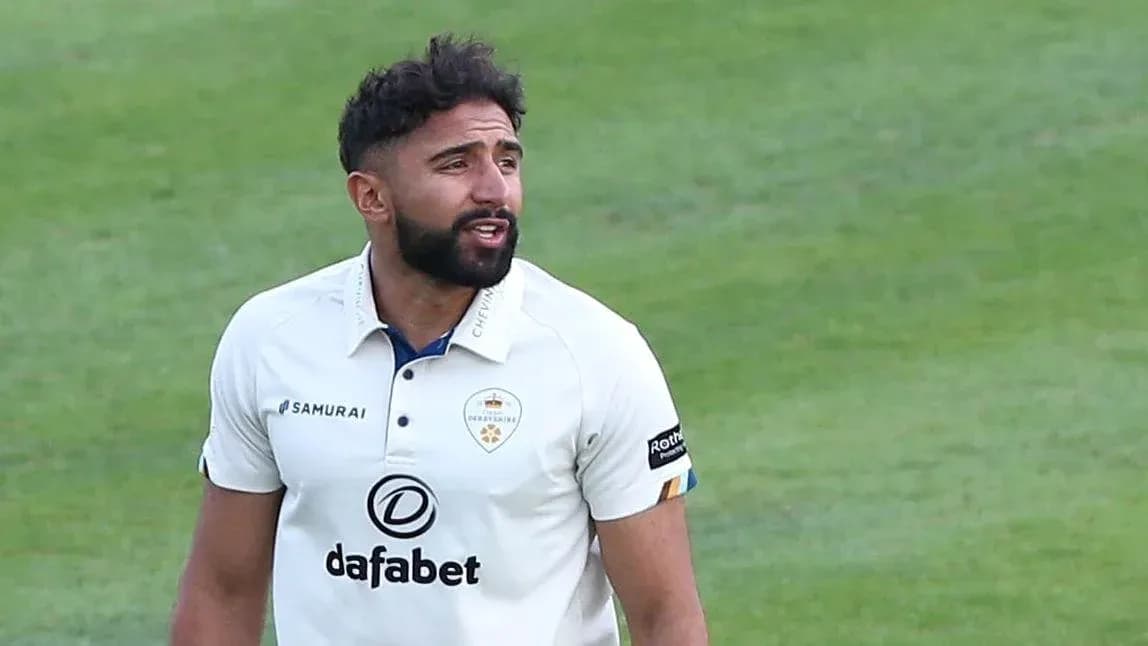 Joueur de cricket en tenue de Derbyshire sur le terrain Joueur de cricket en tenue de Derbyshire sur le terrain
