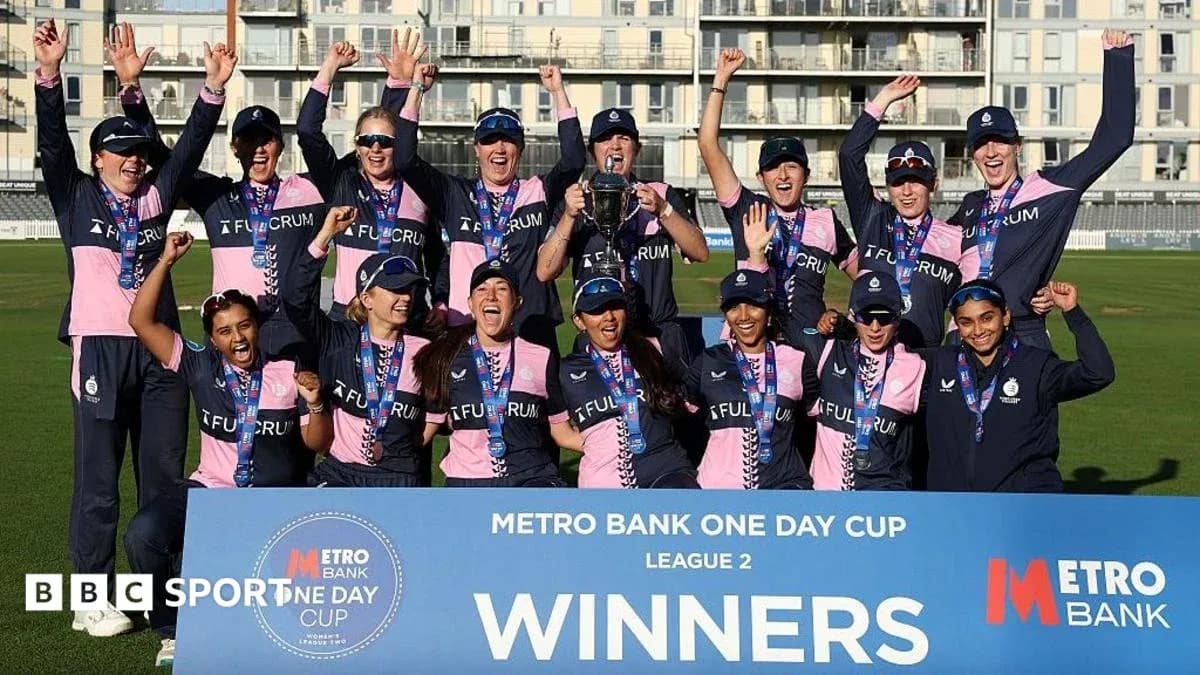 Équipe célébrant la victoire au Metro Bank One Day Cup Équipe célébrant la victoire au Metro Bank One Day Cup