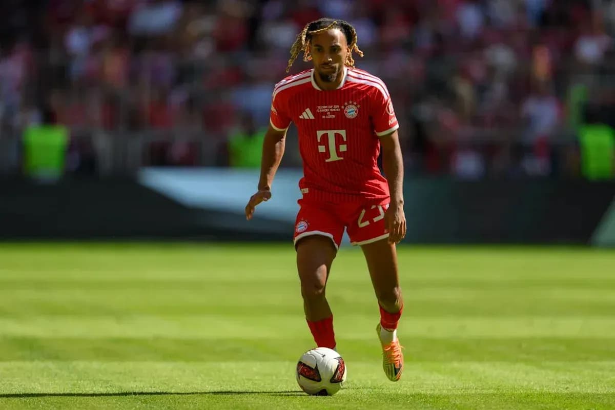Joueur de Bayern Munich dribblant avec le ballon Joueur de Bayern Munich dribblant avec le ballon