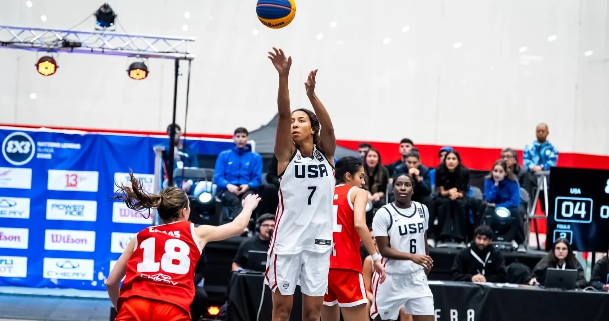 Joueuse américaine tirant au basket contre l'équipe rouge Joueuse américaine tirant au basket contre l'équipe rouge