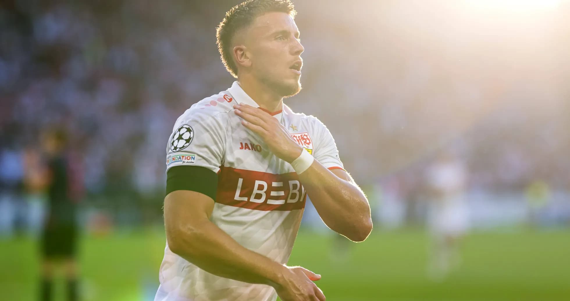 Joueur célébrant un but avec le maillot de Stuttgart Joueur célébrant un but avec le maillot de Stuttgart