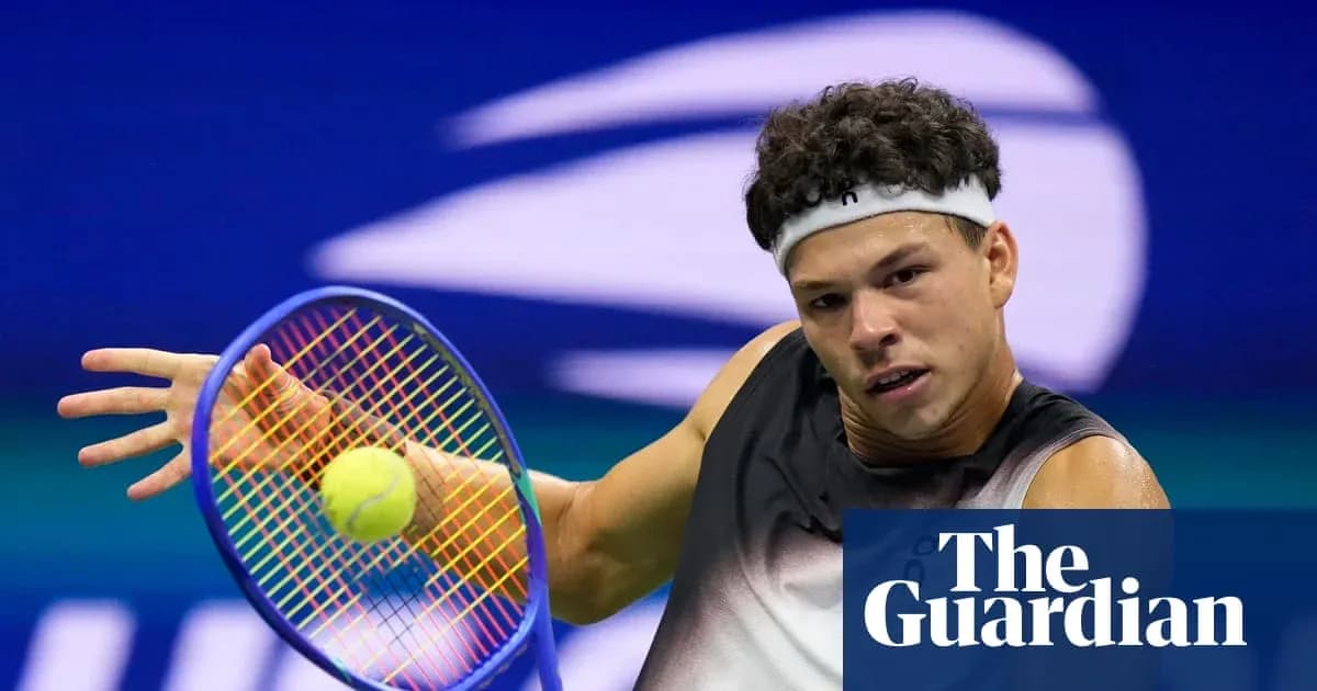 Joueur de tennis frappant une balle avec sa raquette Joueur de tennis frappant une balle avec sa raquette