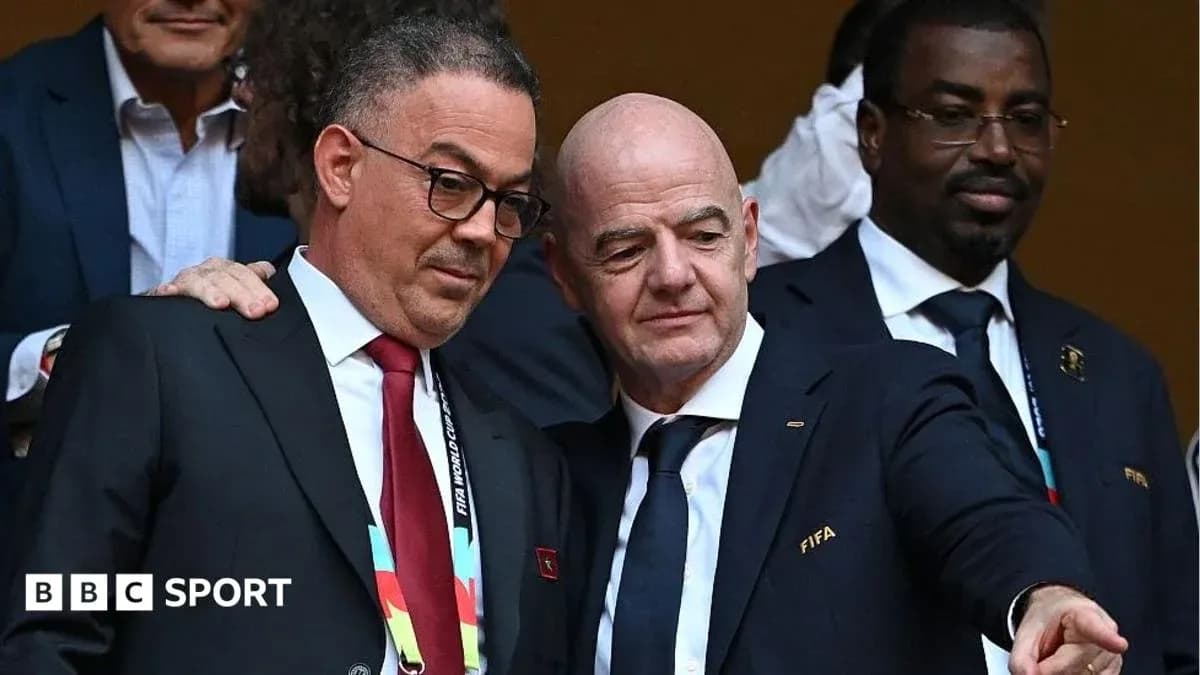 Deux dirigeants discutant lors d'un événement sportif Deux dirigeants discutant lors d'un événement sportif