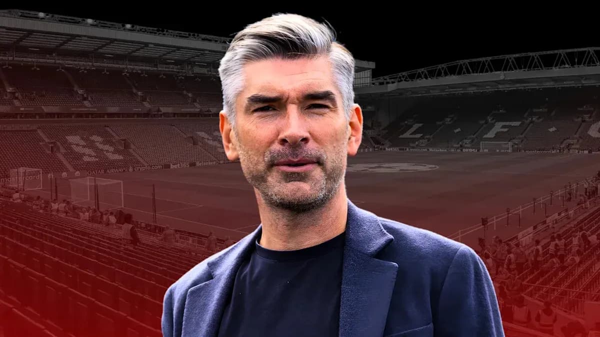 Homme souriant devant un stade de football vide Homme souriant devant un stade de football vide