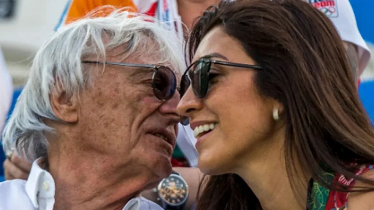Deux personnes souriant l'une à l'autre lors d'un événement Deux personnes souriant l'une à l'autre lors d'un événement