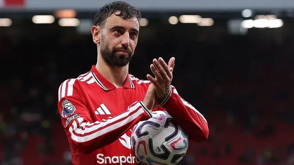 Bruno Fernandes applaudissant avec le ballon à la main Bruno Fernandes applaudissant avec le ballon à la main