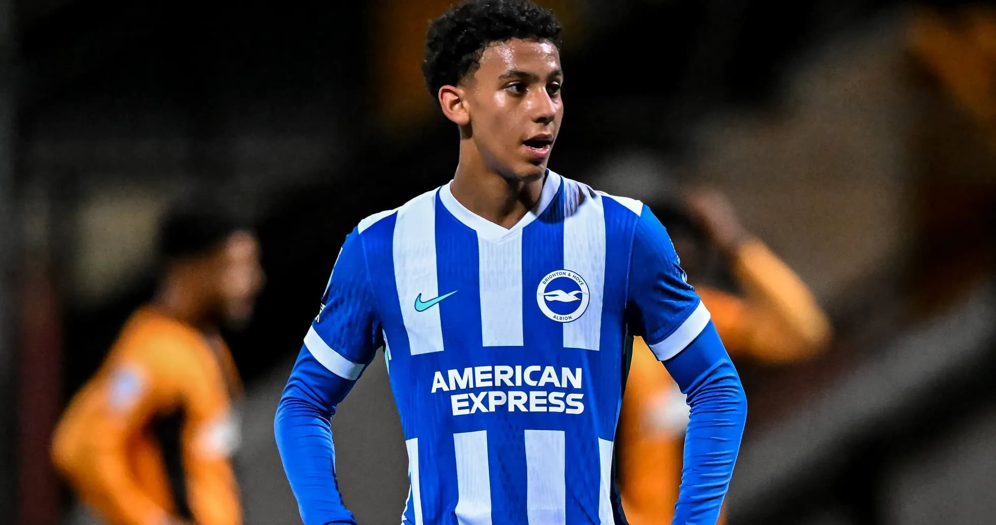 Joueur de Brighton en maillot bleu et blanc sur le terrain Joueur de Brighton en maillot bleu et blanc sur le terrain