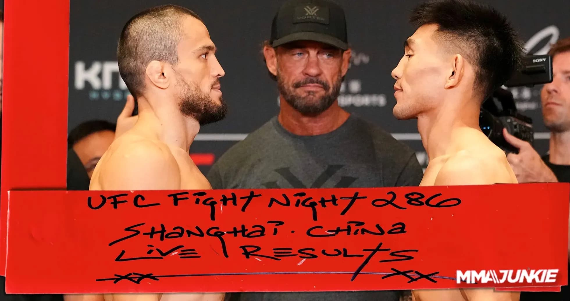 Deux combattants se pesant avant le match UFC Deux combattants se pesant avant le match UFC