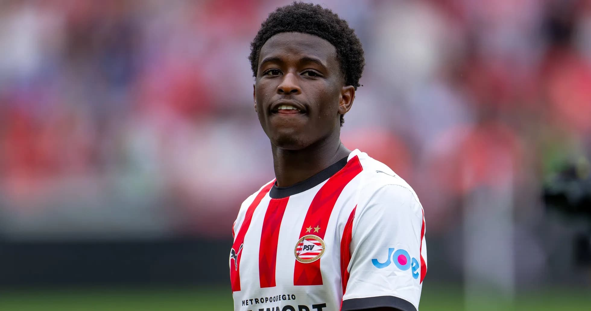 Joueur de PSV avec un maillot rayé rouge et blanc Joueur de PSV avec un maillot rayé rouge et blanc