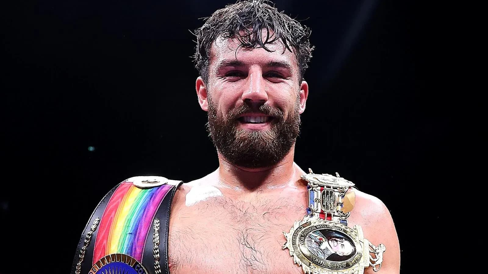 Boxeur souriant avec ceintures de champion Boxeur souriant avec ceintures de champion