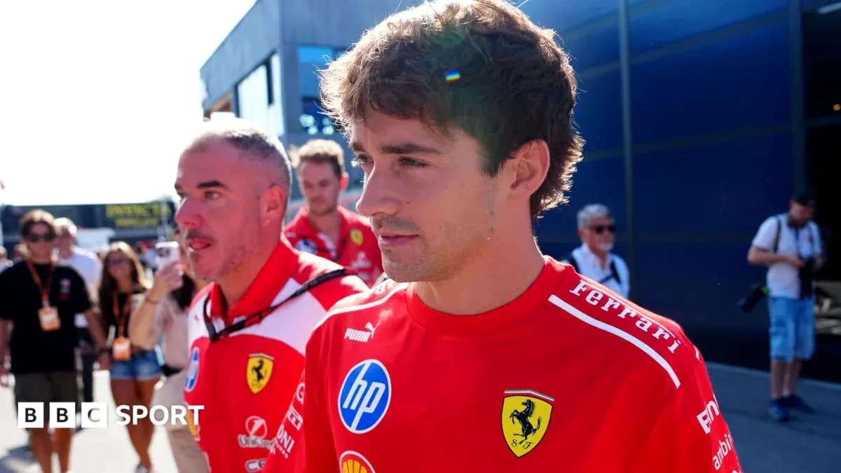 Pilote de Ferrari marchant en paddock de course Pilote de Ferrari marchant en paddock de course