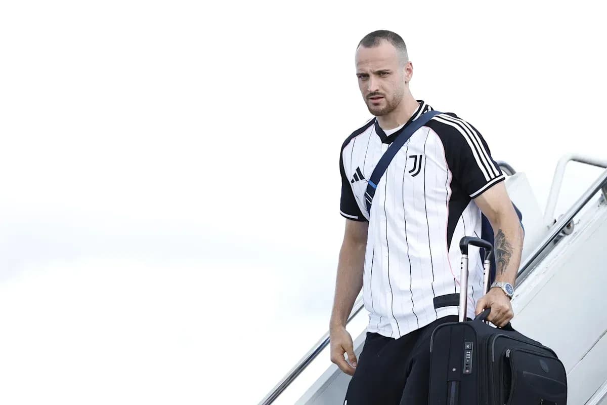 Joueur de la Juventus sortant de l'avion avec bagages Joueur de la Juventus sortant de l'avion avec bagages