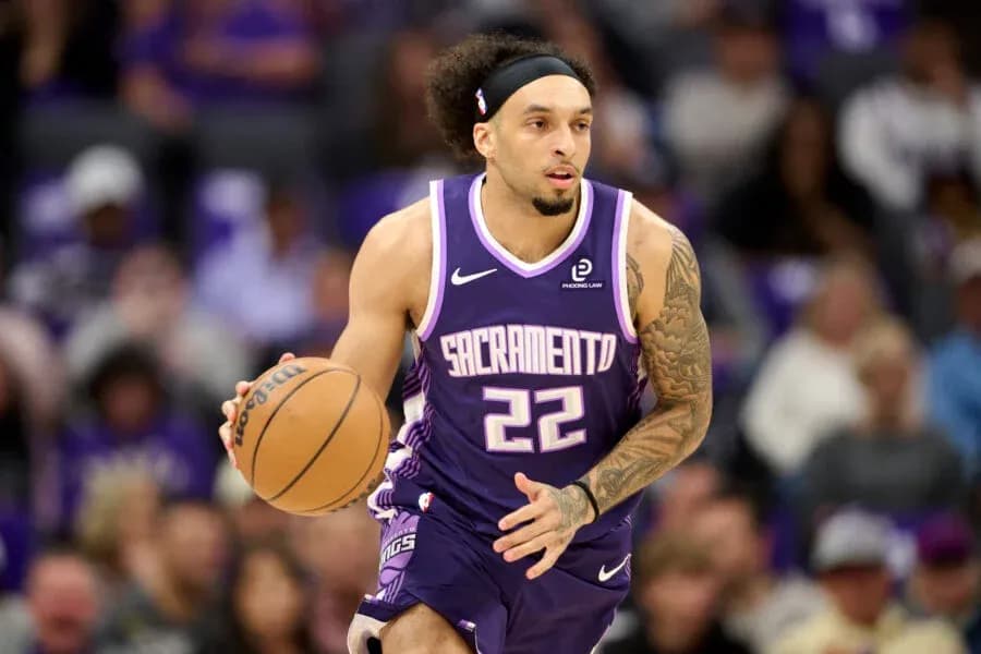 Joueur de Sacramento dribblant le ballon sur le terrain Joueur de Sacramento dribblant le ballon sur le terrain