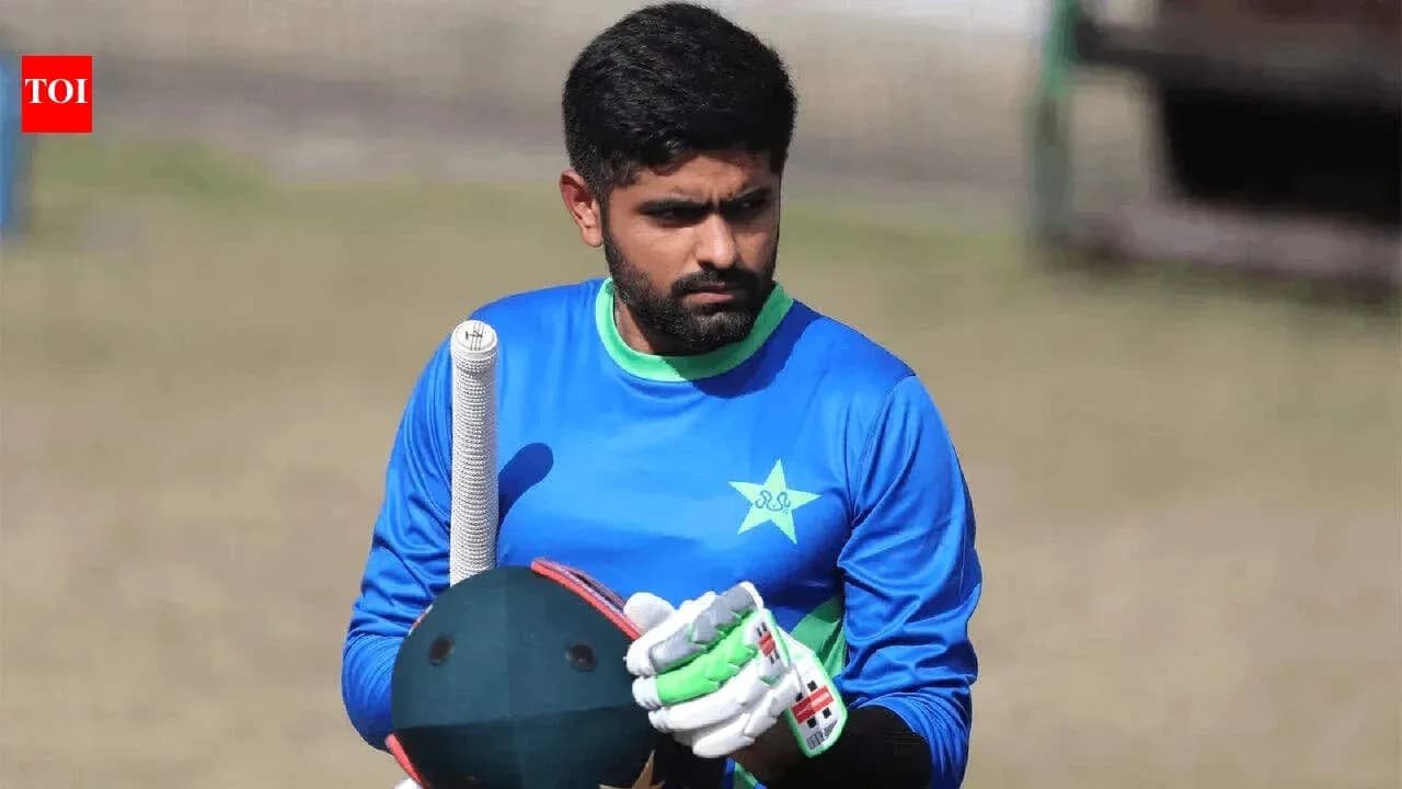 Joueur de cricket tenant une batte à l'entraînement Joueur de cricket tenant une batte à l'entraînement