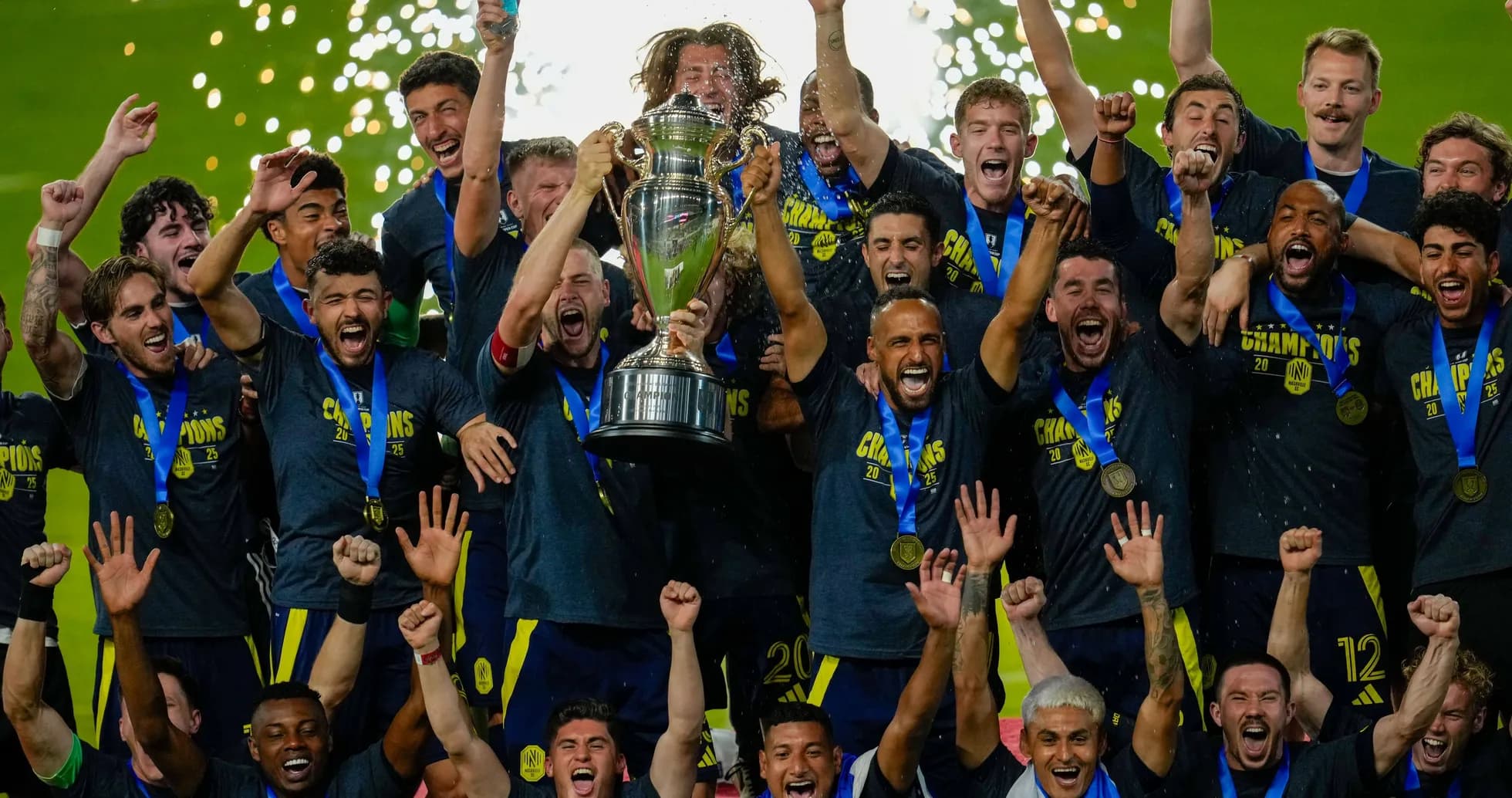 Équipe célébrant la victoire avec le trophée Équipe célébrant la victoire avec le trophée