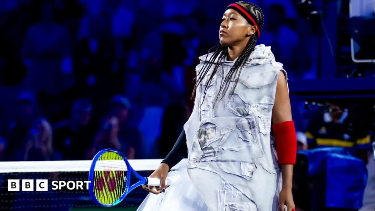 Naomi Osaka entrant sur le court avec une raquette Naomi Osaka entrant sur le court avec une raquette