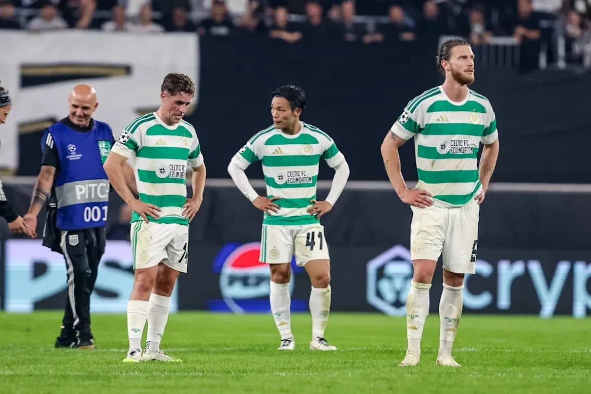 Joueurs de Celtic FC sur le terrain après le match Joueurs de Celtic FC sur le terrain après le match