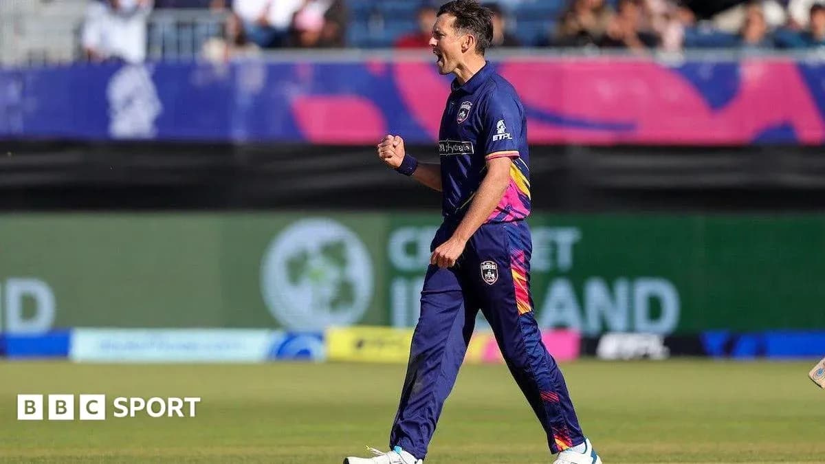 Joueur célébrant une prise lors d'un match de cricket Joueur célébrant une prise lors d'un match de cricket