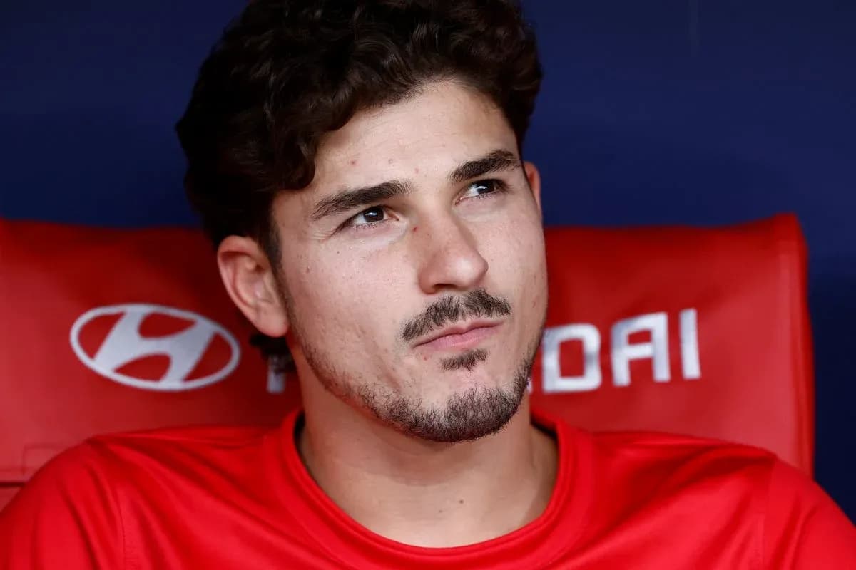 Joueur assis sur le banc de touche en maillot rouge Joueur assis sur le banc de touche en maillot rouge