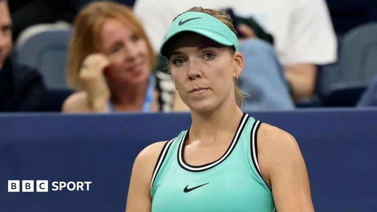 Joueuse de tennis sur le court, regard sérieux Joueuse de tennis sur le court, regard sérieux