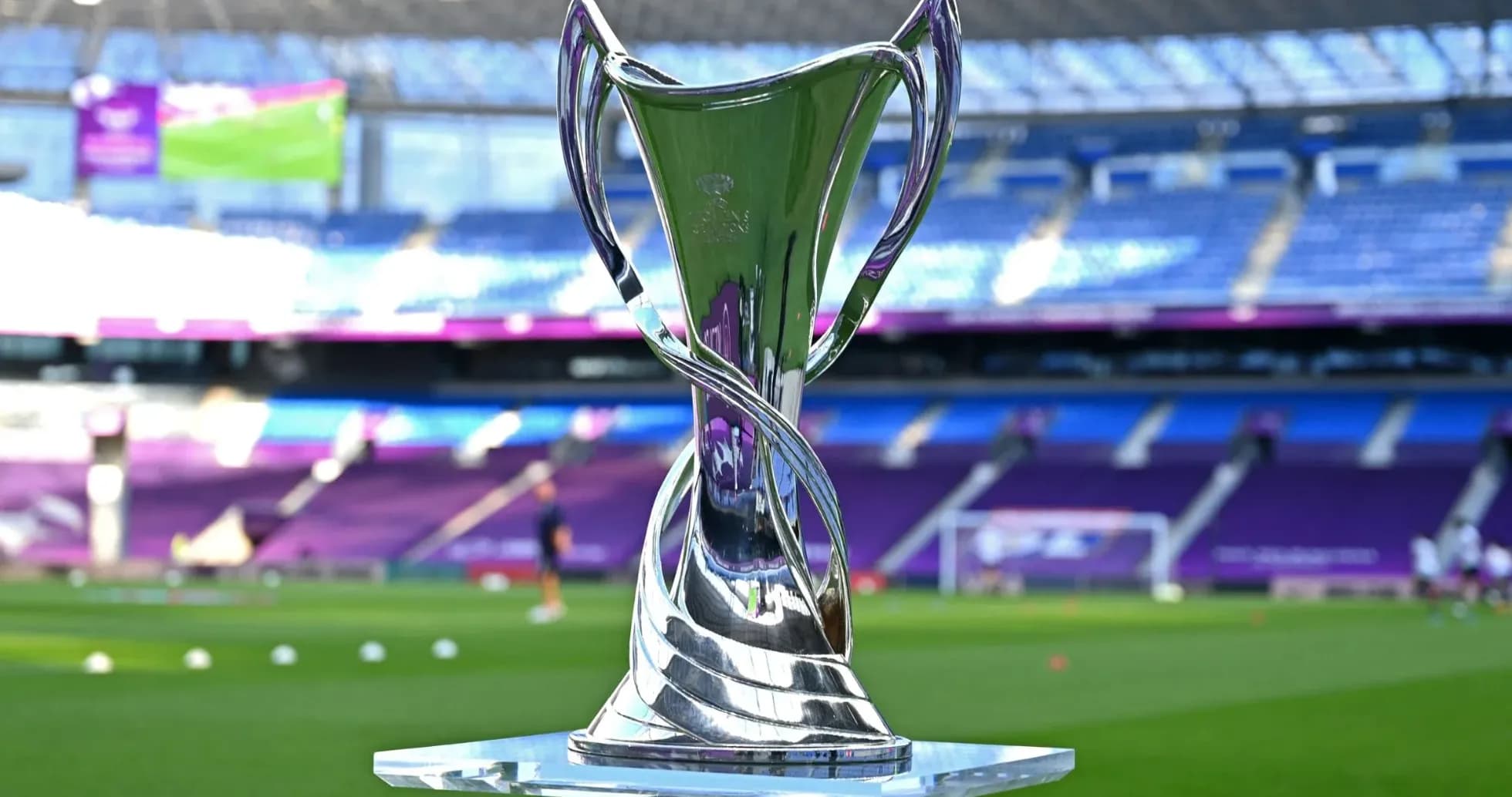 Trophée en argent sur le terrain de football Trophée en argent sur le terrain de football