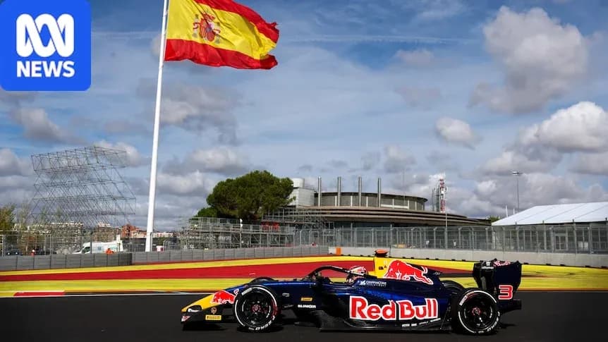 Voiture de course Red Bull sur circuit avec drapeau espagnol Voiture de course Red Bull sur circuit avec drapeau espagnol