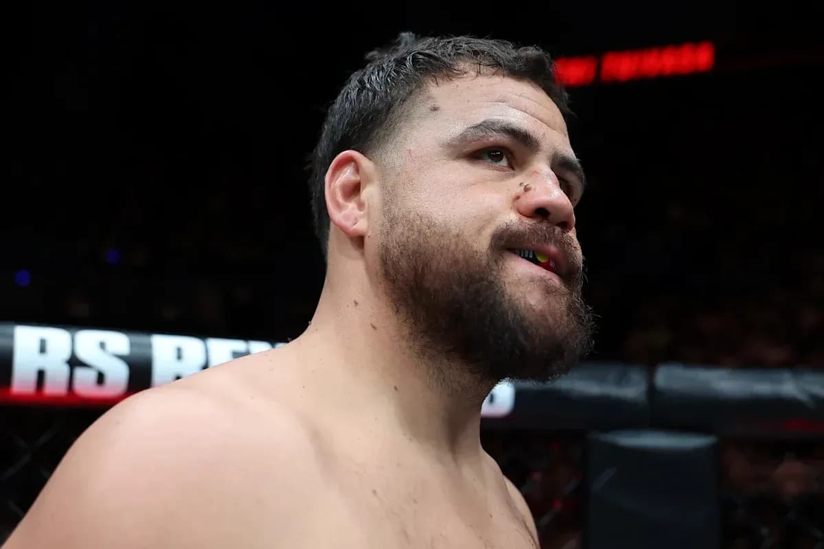 Lutteur de MMA en train de se préparer avant le combat Lutteur de MMA en train de se préparer avant le combat