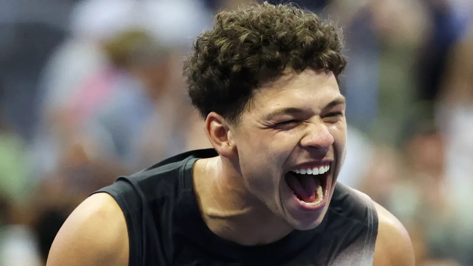 Joueur de tennis célébrant avec enthousiasme sur le court Joueur de tennis célébrant avec enthousiasme sur le court