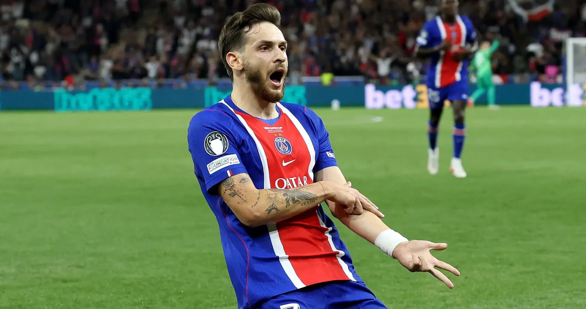 Joueur du PSG célébrant un but sur le terrain Joueur du PSG célébrant un but sur le terrain