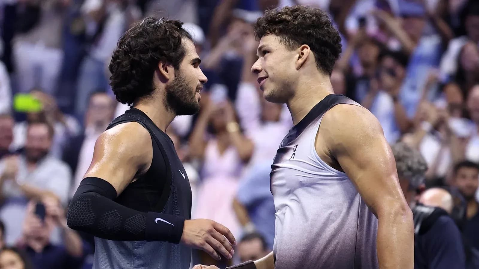 Deux joueurs se serrant la main après le match Deux joueurs se serrant la main après le match