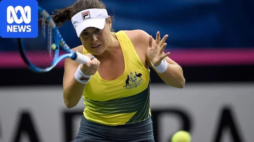 Joueuse de tennis frappant une balle sur le court Joueuse de tennis frappant une balle sur le court