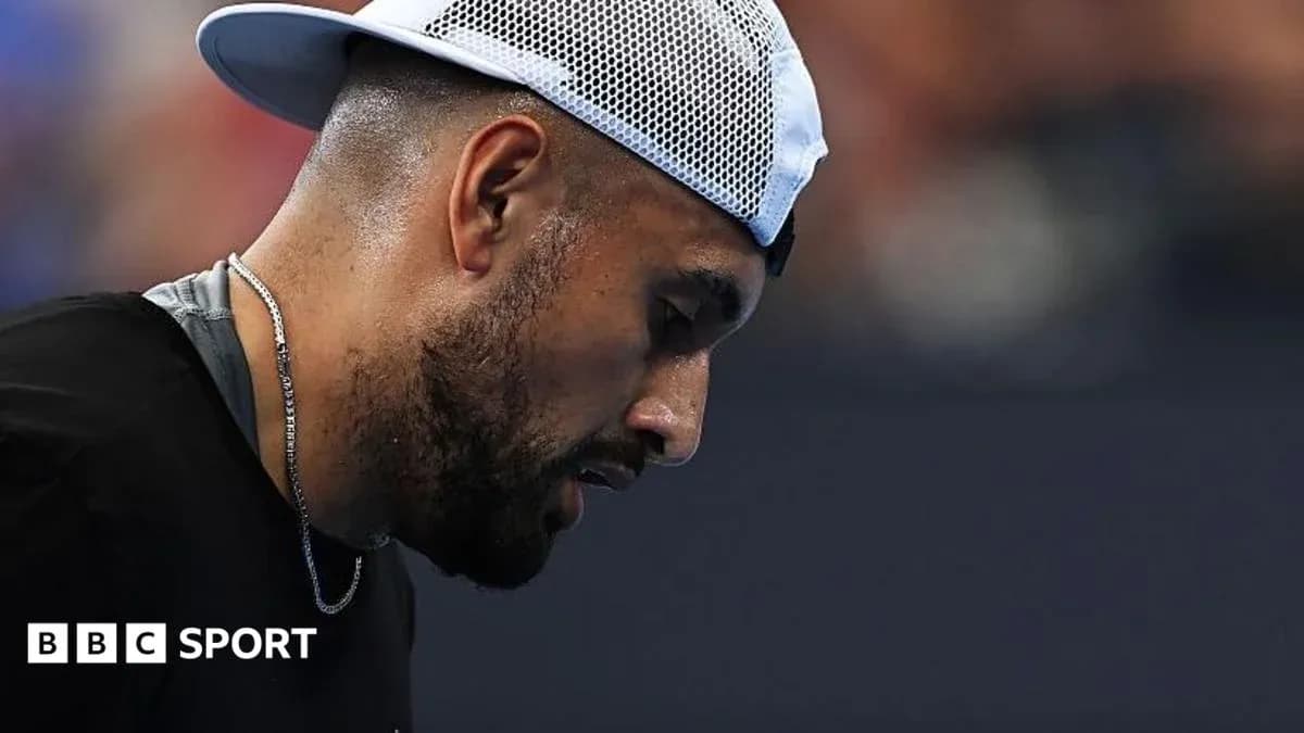 Joueur de tennis se concentrant sur le court Joueur de tennis se concentrant sur le court