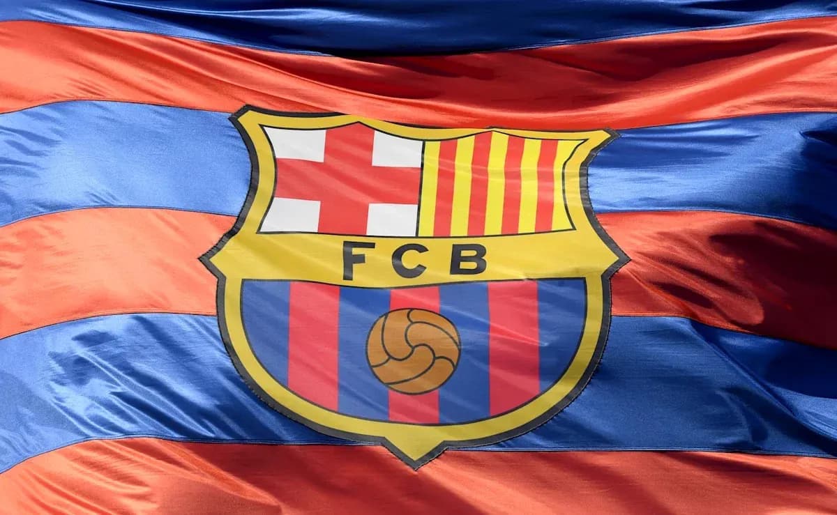 Drapeau du FC Barcelone avec blason central Drapeau du FC Barcelone avec blason central
