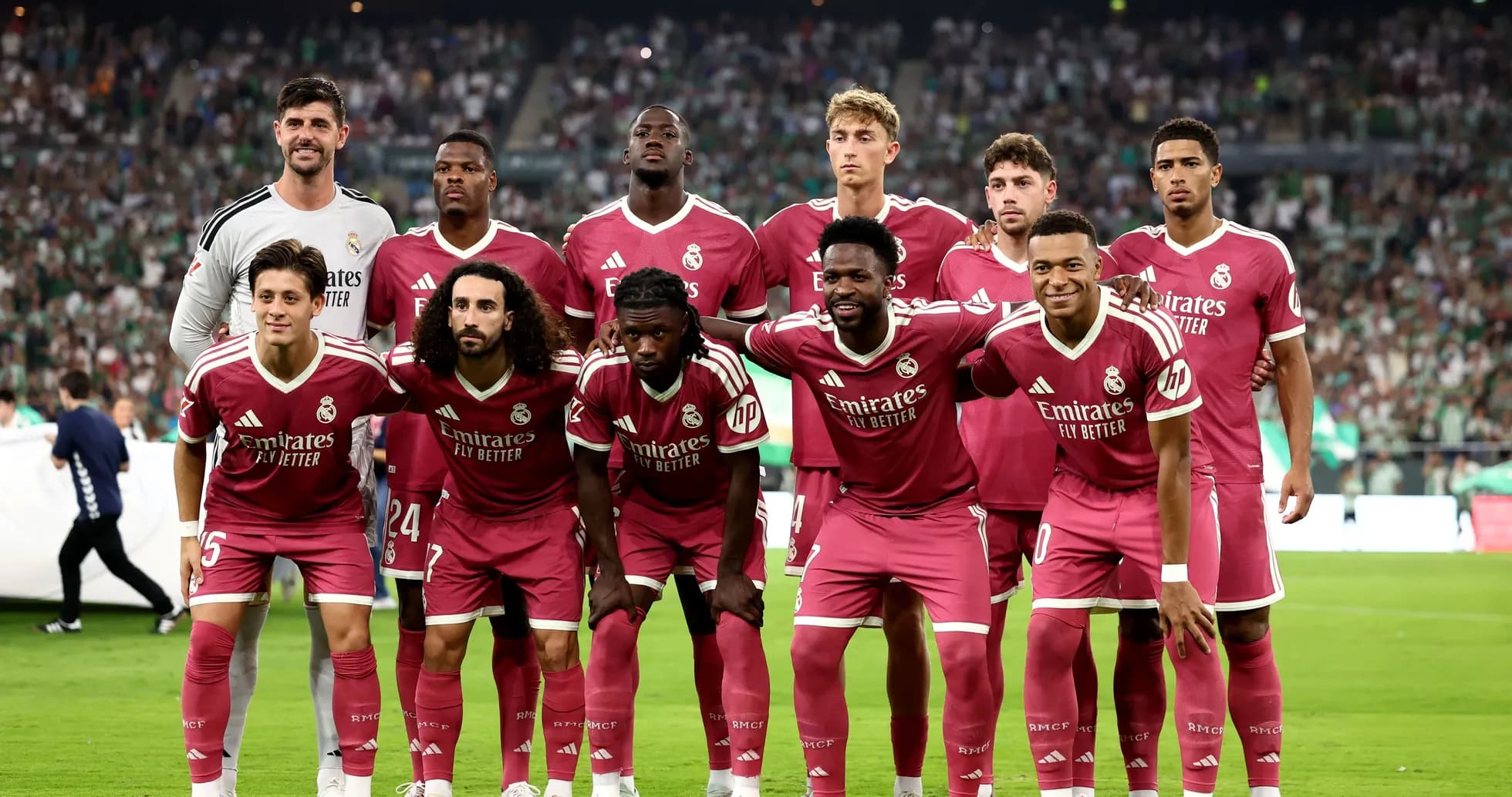Équipe de football du Real Madrid en pose groupée Équipe de football du Real Madrid en pose groupée