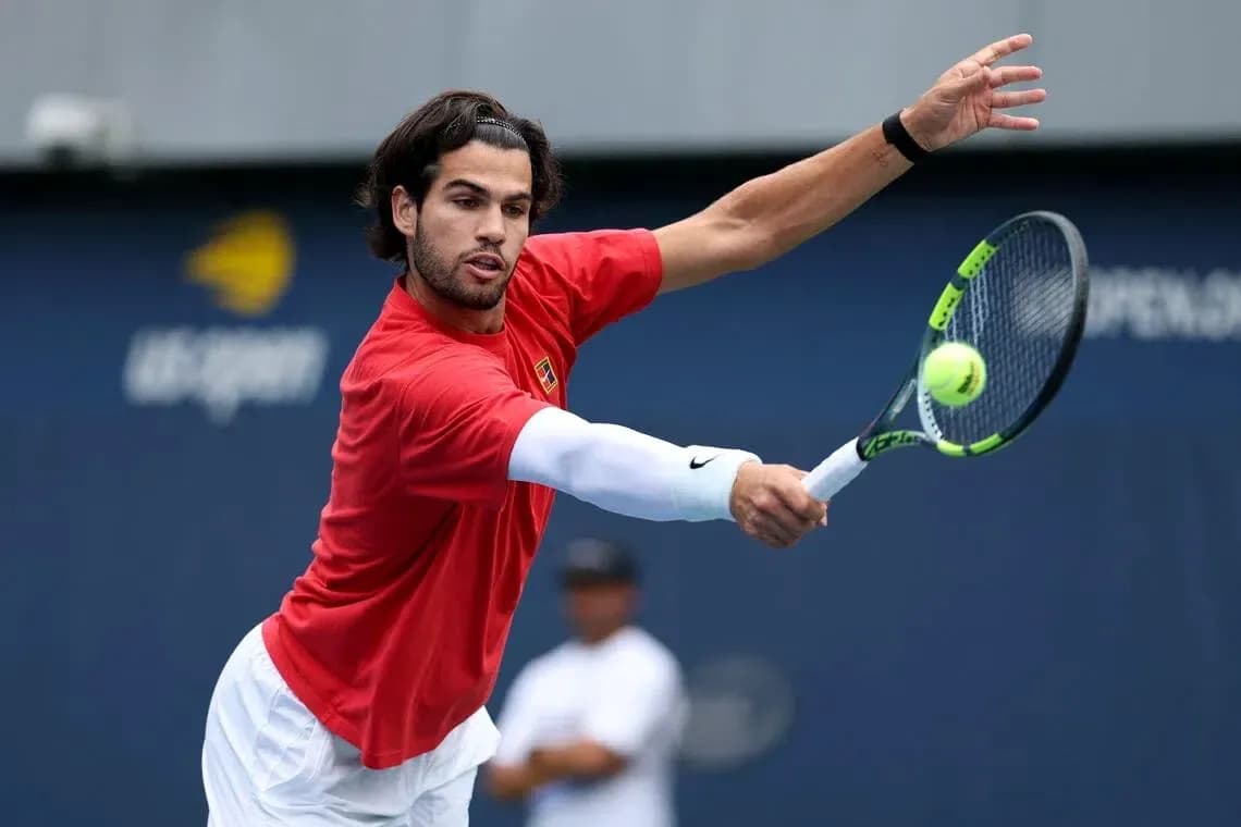 Joueur de tennis frappant une balle lors d'un entraînement Joueur de tennis frappant une balle lors d'un entraînement