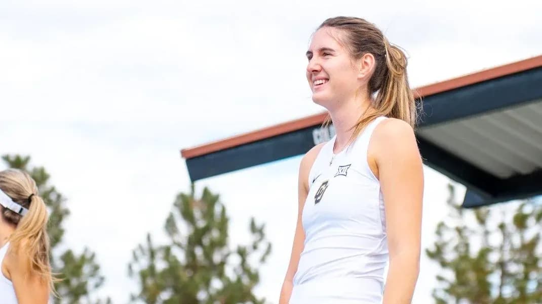Joueuse de tennis sur le court, souriante Joueuse de tennis sur le court, souriante