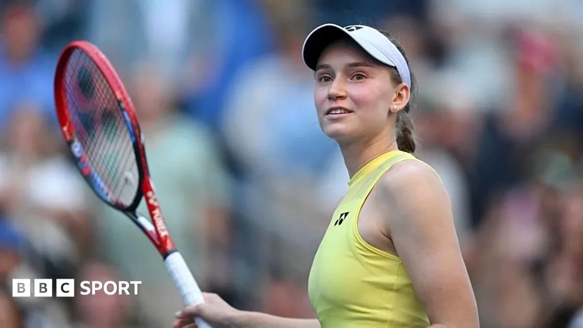 Joueuse de tennis souriante tenant une raquette Joueuse de tennis souriante tenant une raquette