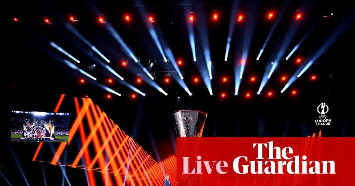 Trophée de la Ligue Europa sous des lumières colorées Trophée de la Ligue Europa sous des lumières colorées