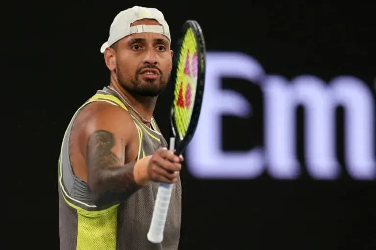 Joueur de tennis tenant sa raquette sur le court Joueur de tennis tenant sa raquette sur le court