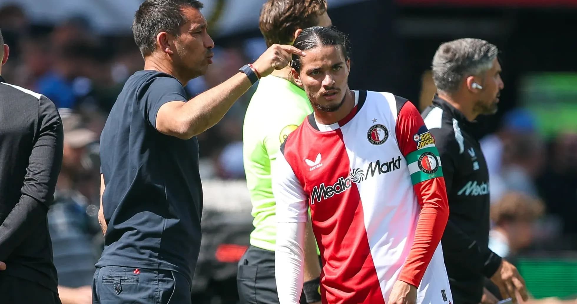 Entraîneur donnant des instructions à un joueur de Feyenoord Entraîneur donnant des instructions à un joueur de Feyenoord