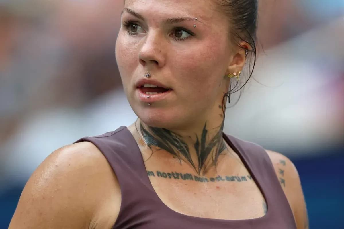 Joueuse de tennis avec des tatouages et piercings Joueuse de tennis avec des tatouages et piercings
