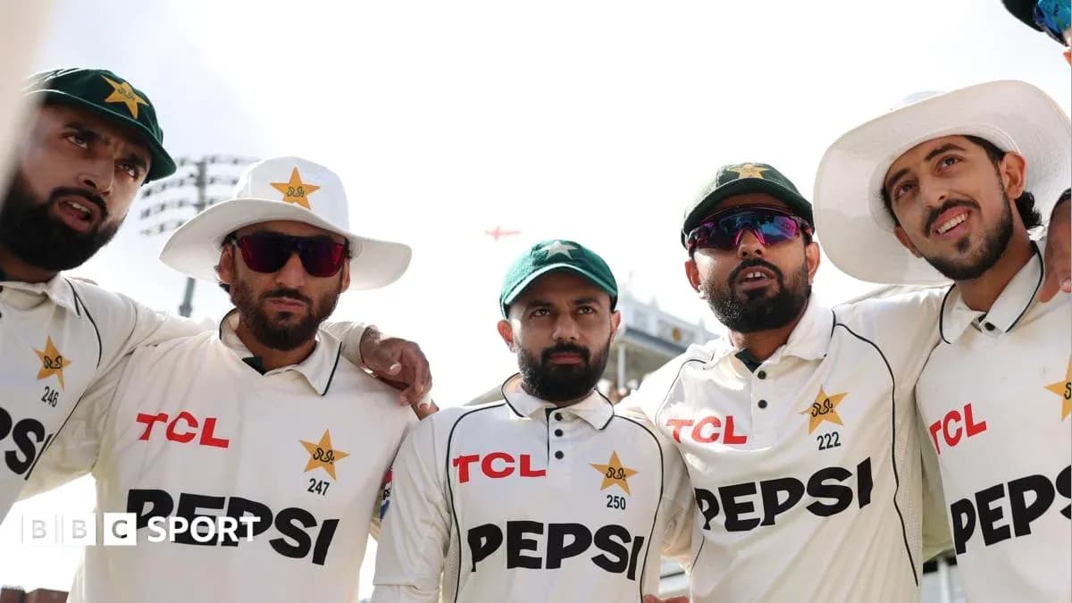 Cinq joueurs de cricket pakistanais posant ensemble Cinq joueurs de cricket pakistanais posant ensemble